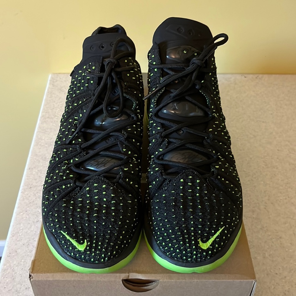 LEBRON XVIII   Black/electric Green-Black